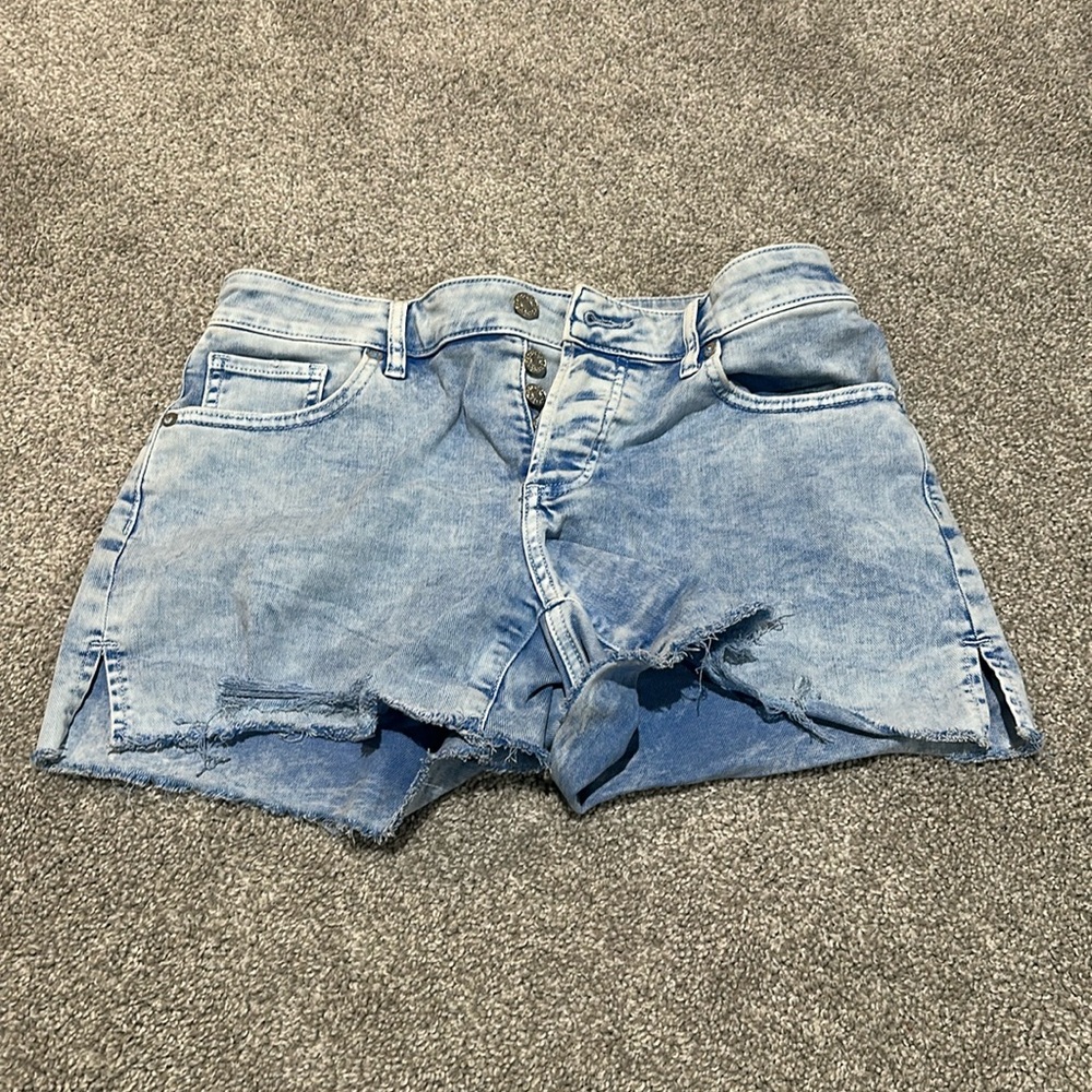 Express boyfriend Midi mid rise acid wash shorts size 2‎